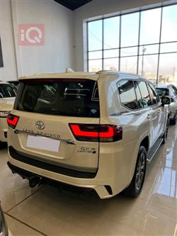 تۆیۆتا لاند کروزەر